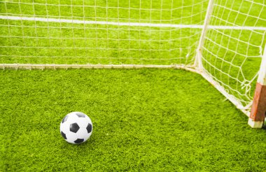 Yeşil çimlerde futbol topu 