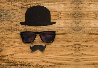 gözlük ve siyah kağıt bıyıklı