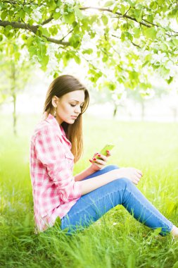 Kız cep telefonu tutan 