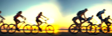 Bisiklet üzerinde sportif şirket arkadaşlar