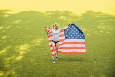 Amerikan bayrağı tutan kadın 