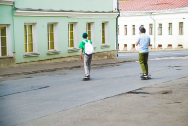  Paten üzerinde genç erkek 