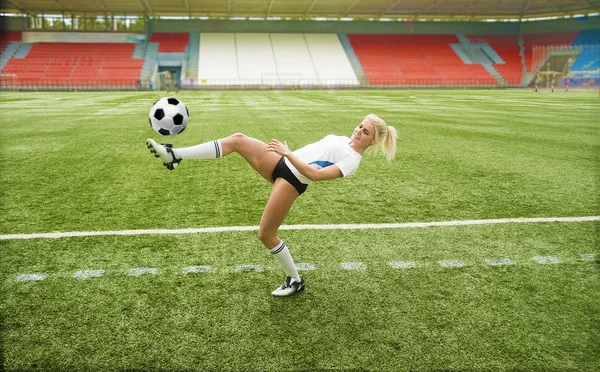 女孩踢足球 — 图库照片