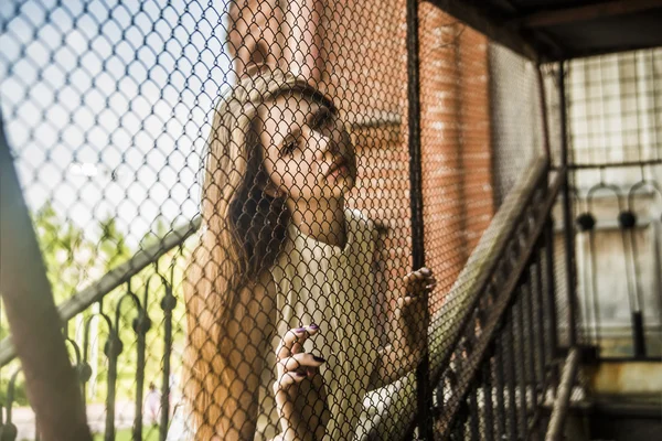 Mooie Jonge Volwassen Vrouw Witte Jurk Poseren Metalen Gaas Houden — Stockfoto