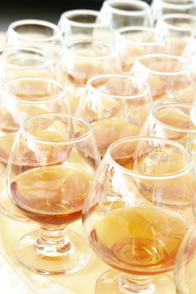 Bril met cognac op tafel — Stockfoto