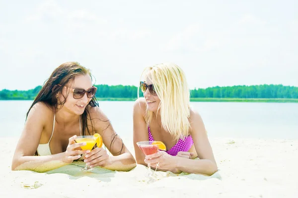 Two Girls Having Picnic Tropical Beach Beautiful Women Cocktails — Stock Photo, Image