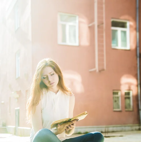 Chica Feliz Sentado Valla Vintage Lectura Libro — Foto de Stock