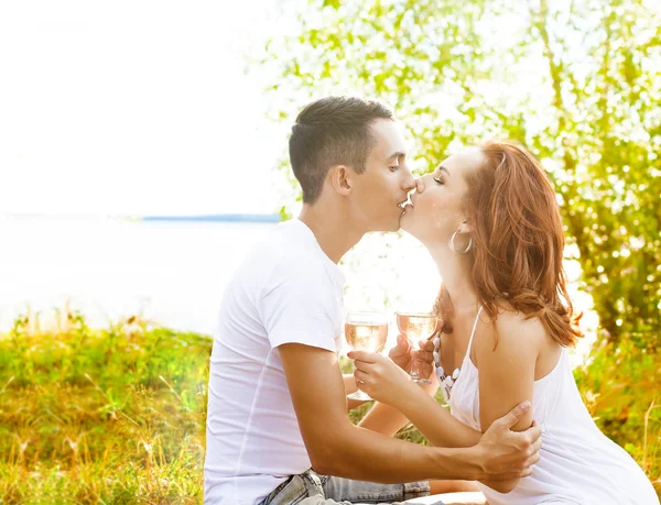 Kaukasisches Paar Mit Einem Glas Wein Beim Küssen — Stockfoto