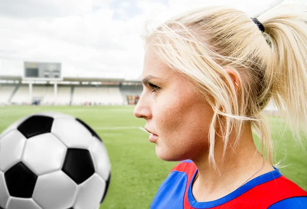 Vrouw gezicht tegen veld — Stockfoto