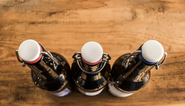 Botellas cerradas de cerveza marrón oscuro —  Fotos de Stock