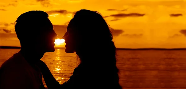 Silhouette Una Giovane Coppia Che Abbraccia Spiaggia — Foto Stock