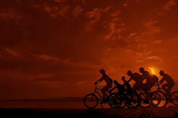 Companhia esportiva de amigos em bicicletas — Fotografia de Stock
