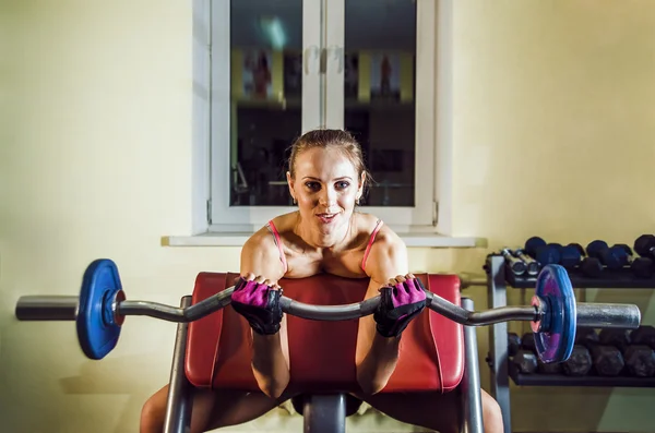 Retrato Atleta Sério Menina Trabalhando Com Barra Metal Bela Mulher — Fotografia de Stock