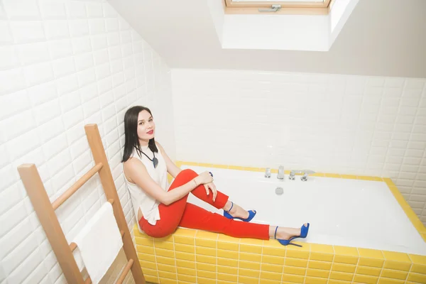 Sexy Emotionale Junge Frau Sitzt Auf Gelber Badewanne — Stockfoto