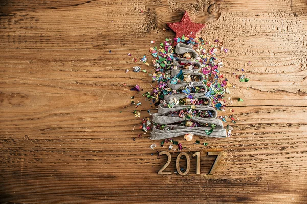 Noel ağacı üzerinden çok renkli konfeti