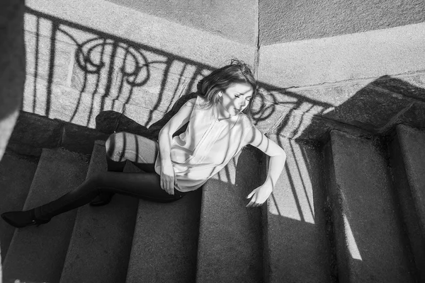 若い十代モデル石階段でポーズの女の子 — ストック写真