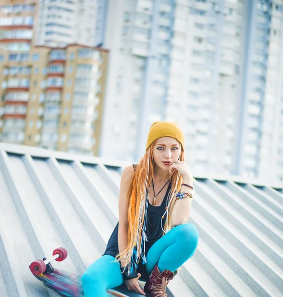 Menina Adulta Jovem Bonita Com Placa Longa Telhado Metal — Fotografia de Stock