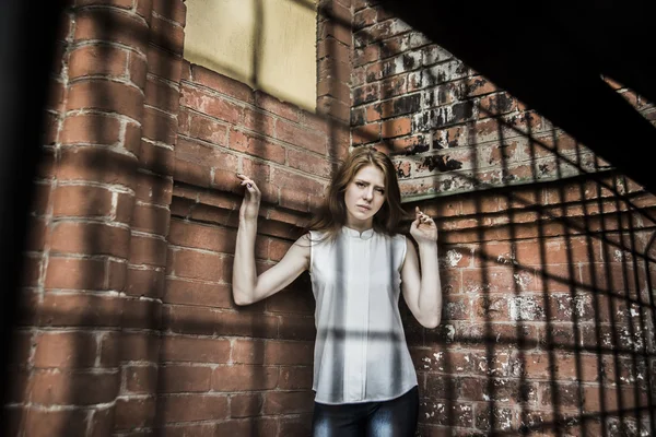 Metal Kafes Tutan Poz Beyaz Elbiseli Güzel Genç Yetişkin Kadın — Stok fotoğraf