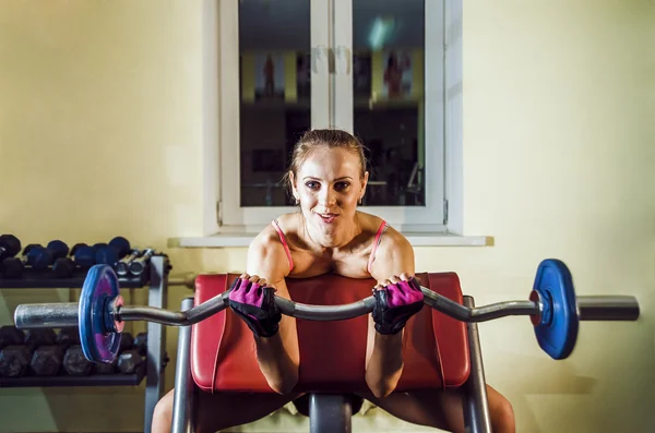 Portret Van Ernstige Atleet Meisje Werken Met Metalen Barbell Mooie — Stockfoto