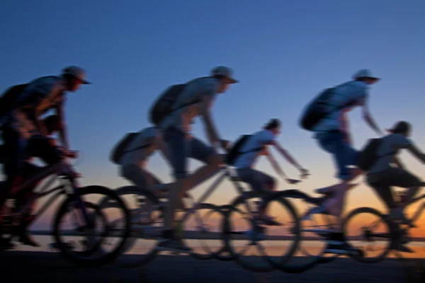 Amis de l'entreprise sportive sur les vélos — Photo
