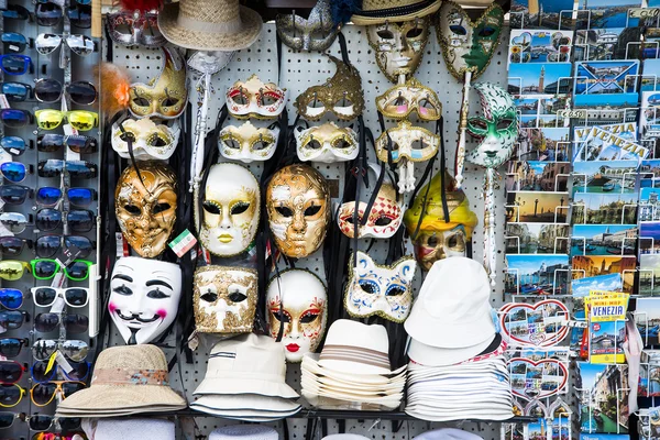 Hediyelik eşyalar ve karnaval maskeleri