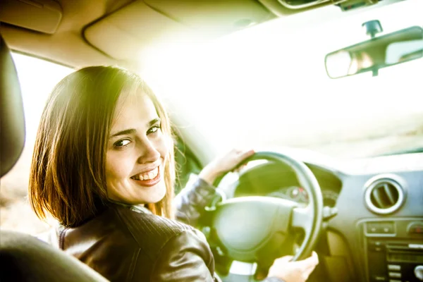 kadın tekerleği tutar