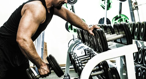 Adam ağırlık kaldırıyor. 