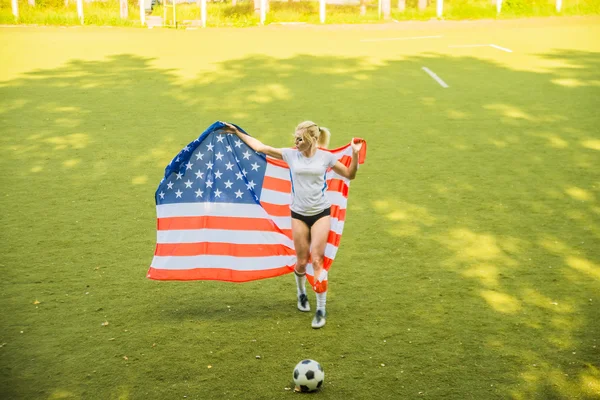 Amerikan bayrağı tutan kadın — Stok fotoğraf