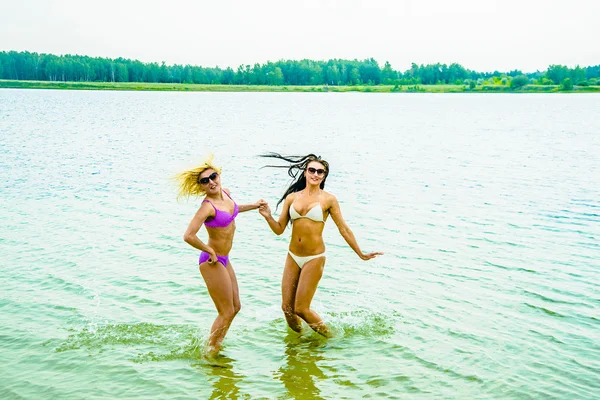 Paar Van Twee Vrouwen Water Met Springen Spatten — Stockfoto