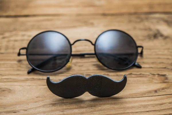 Gafas de sol y bigote de papel blanco — Foto de Stock