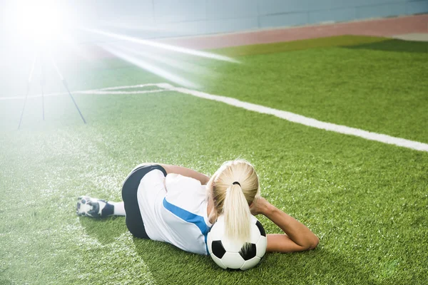 Jeune fille de football mensonge sur le ballon — Photo