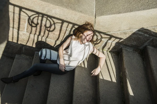 Jeune Adolescente Mannequin Fille Posant Sur Les Escaliers Lapidés — Photo