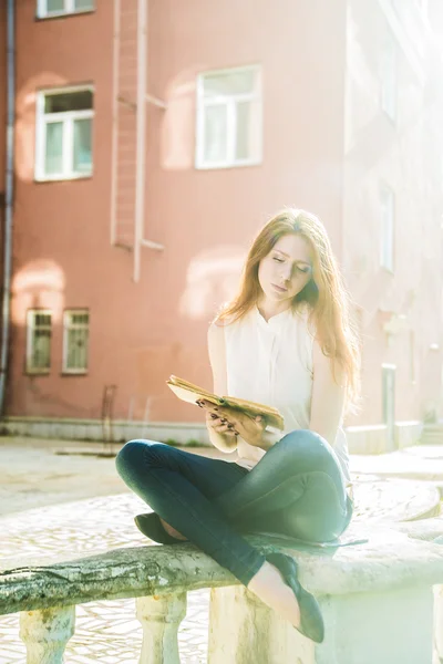 Menina Feliz Sentado Cerca Vintage Lendo Livro — Fotografia de Stock