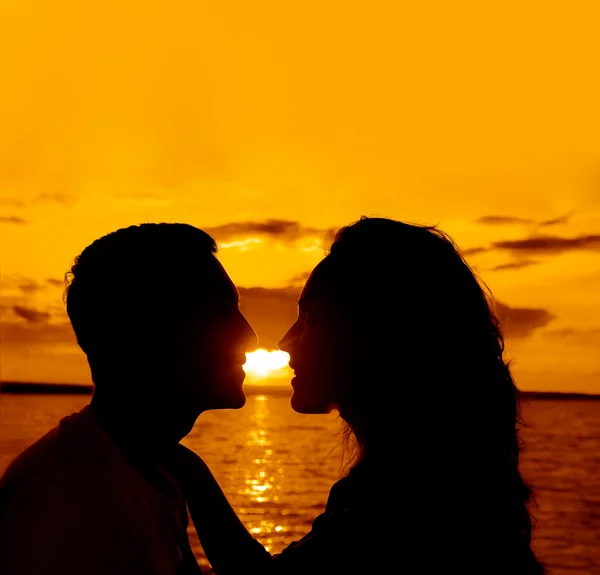 Siluet Dari Pasangan Muda Dengan Matahari Terbenam Belakang Mereka — Stok Foto