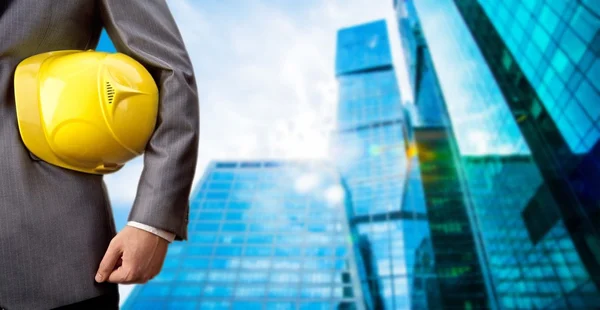 Torso de ingeniero con casco amarillo — Foto de Stock