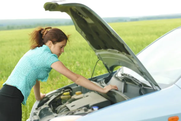 Girl with broken down car — Stock Photo, Image
