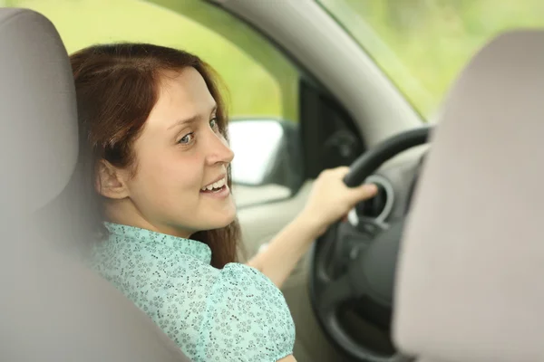 Vrouw in auto houdt wiel — Stockfoto