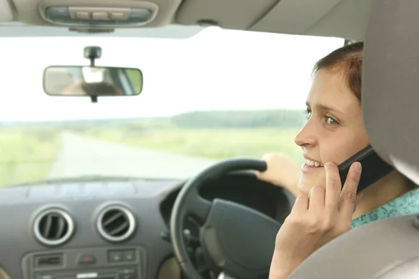 Dívka mluví na mobilu za jízdy — Stock fotografie