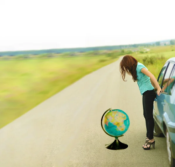 Женщина стоит на дороге рядом с машиной — стоковое фото