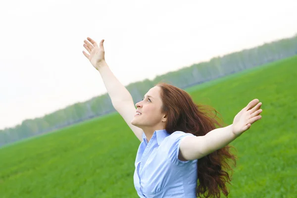 Joyeux Jeune Femme Marchant Dans Champ Vert — Photo