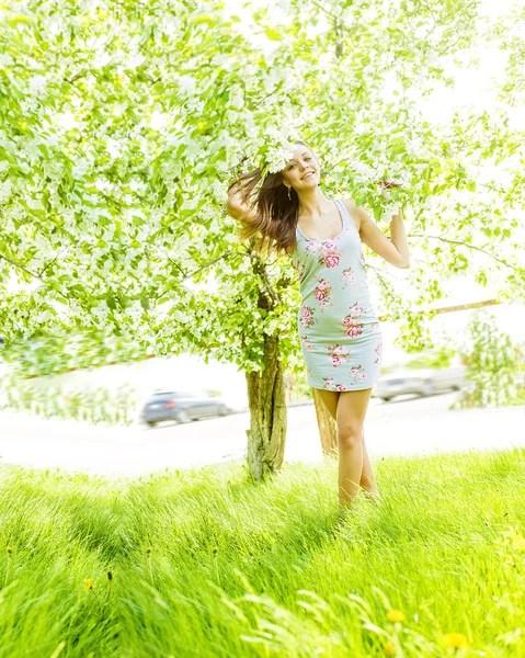 Mädchen mit Zweig — Stockfoto