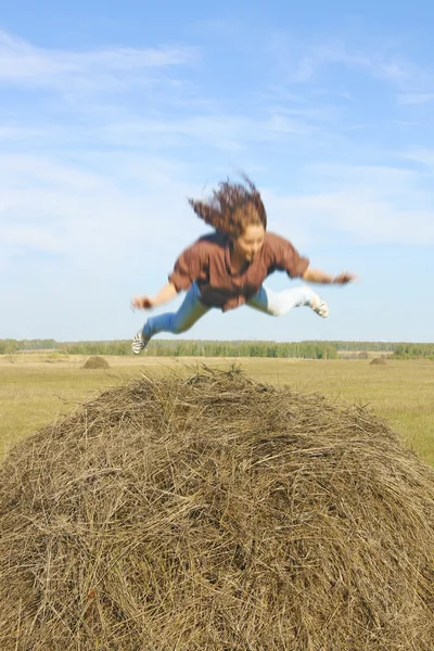 Дівчина стрибає і падає — стокове фото