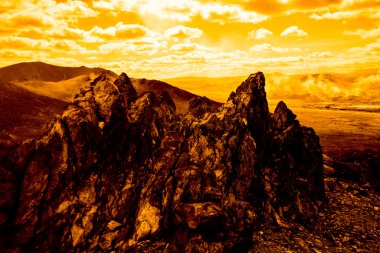 dağ güneş tarafından aydınlatılmış