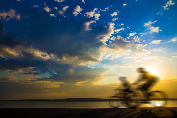 Silhouetten von Radfahrern an der Küste. — Stockfoto