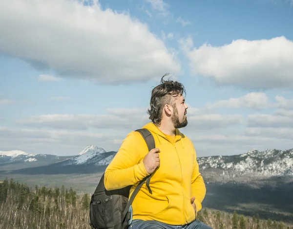 Hombre Guapo Disfrutando Una Vista Las Montañas Nevadas — Foto de Stock