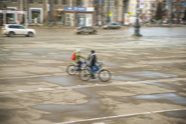 Ciclistas - niña y niño en la calle — Foto de Stock