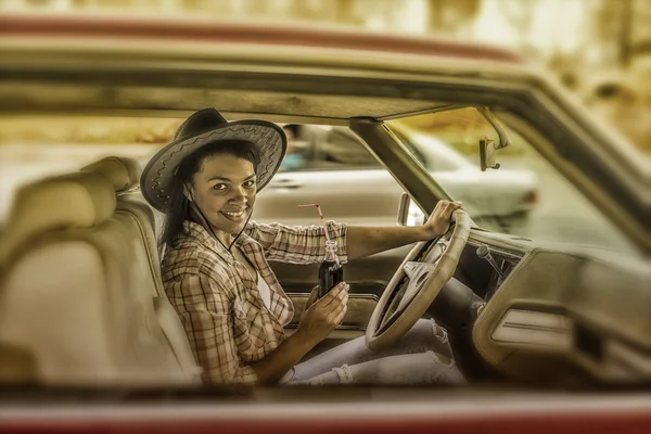 Mulher sentada dentro do carro vermelho — Fotografia de Stock