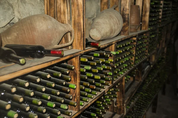 Garrafas e jarros de vinho — Fotografia de Stock