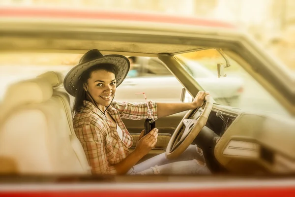 Женщина, сидящая внутри красной машины — стоковое фото