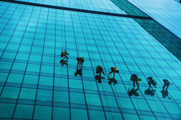 Workers washing windows — Stock Photo, Image